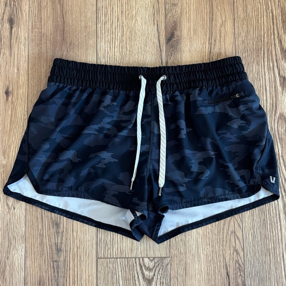 Vuori Clementine Shorts Size Large In Camo